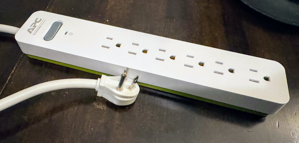 APC 7 Outlet Power strip - photo 2