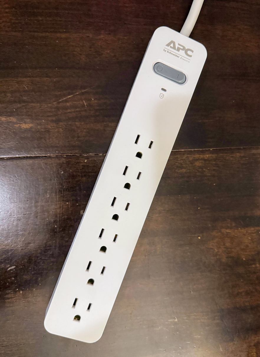 APC 7 Outlet Power strip - photo 3
