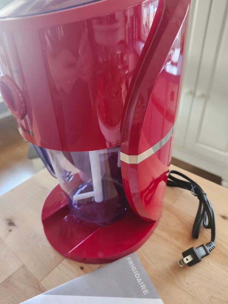 Frigidaire Red Snow Cone, Shaved Ice, and Slushy Maker image indicator(3)