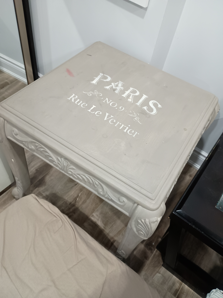 Set of 2 side tables