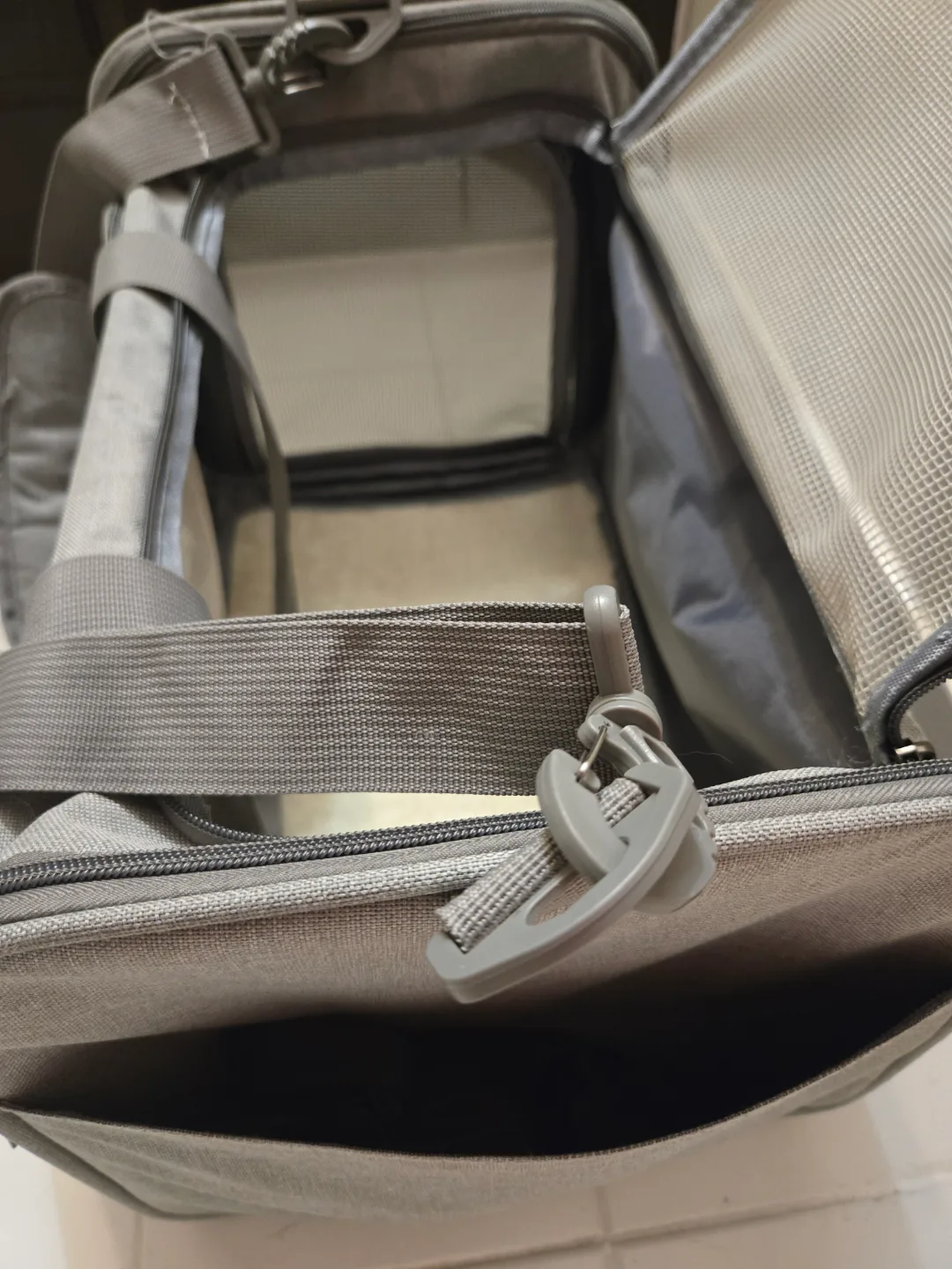 Grey Soft-Sided Pet Carrier Bag for Cats Or Small Dogs image indicator(4)