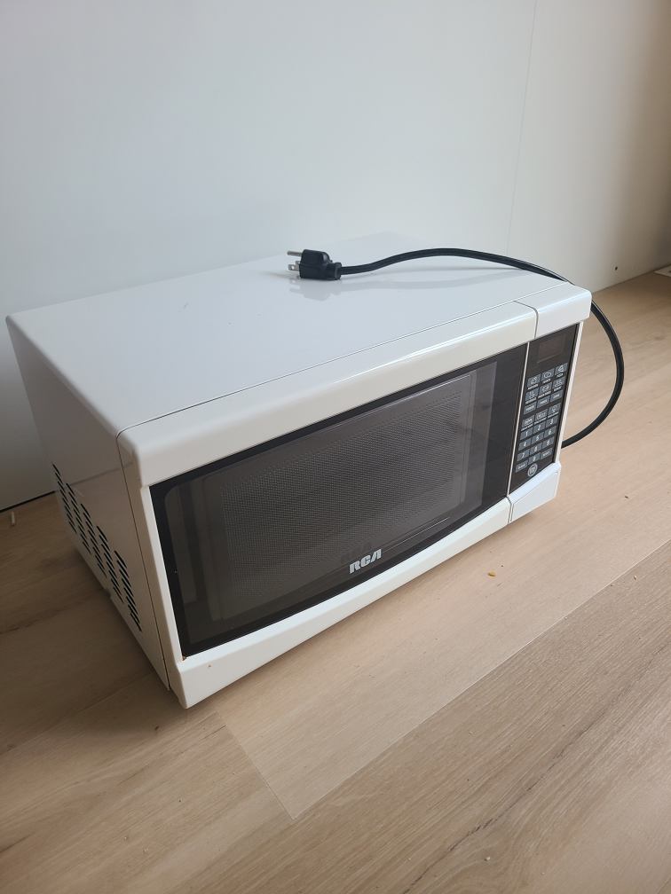 RCA 0.7 Cu. Ft. Small White Microwave - photo 2
