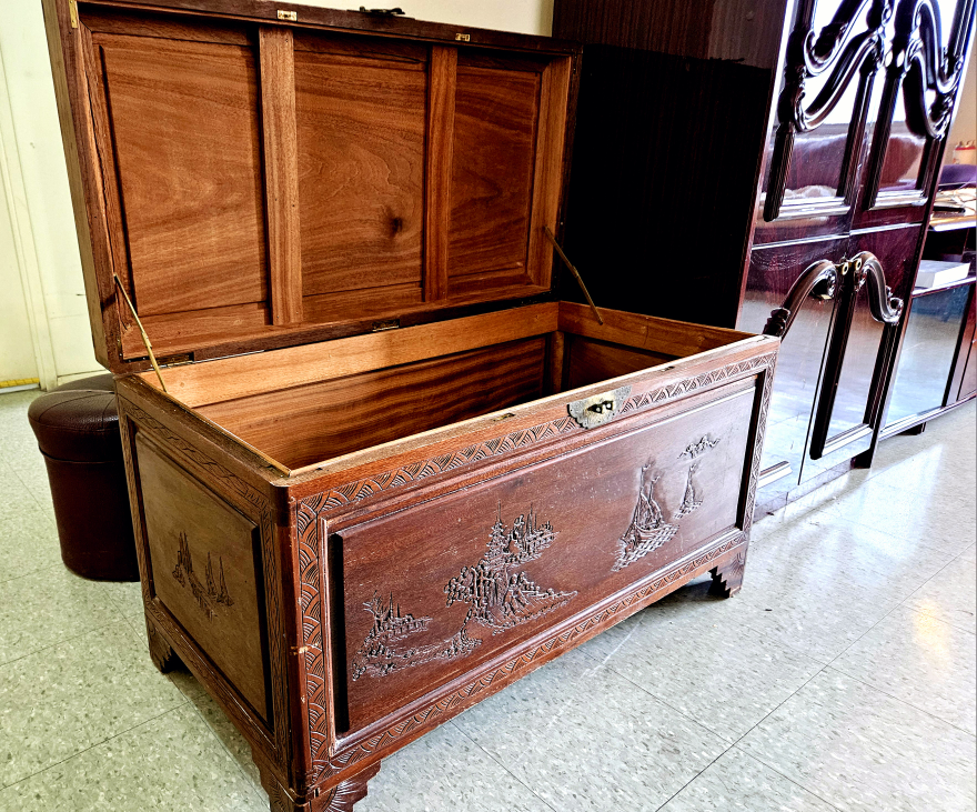 Antique Wooden Chest w/ Brass Clasp. Beautiful carvings!💚 - photo 2
