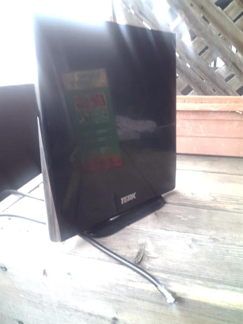 TEKK Flat Panel Indoor TV Antenna thumbnail