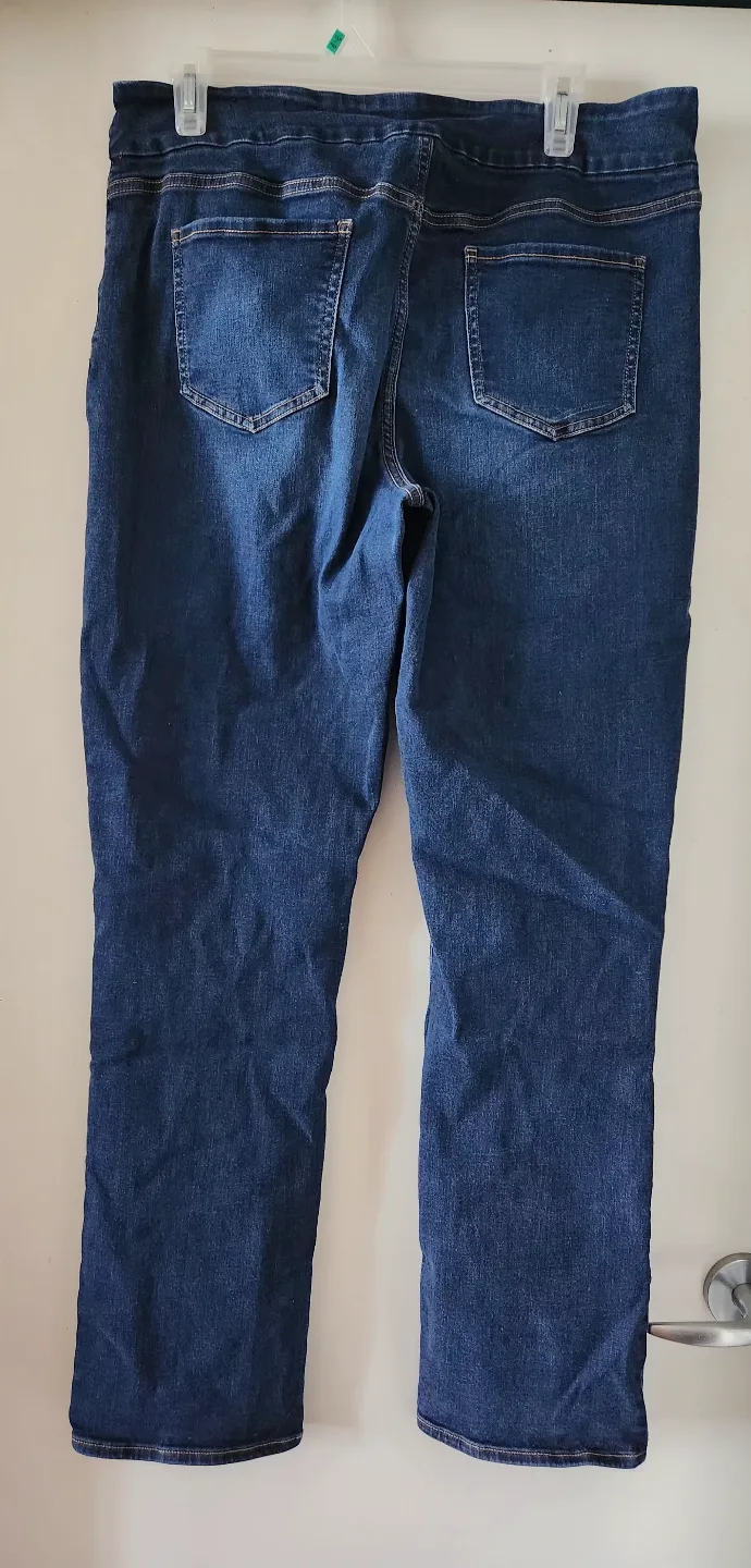 Women's Dark Wash Pull-On Jeans image indicator(5)
