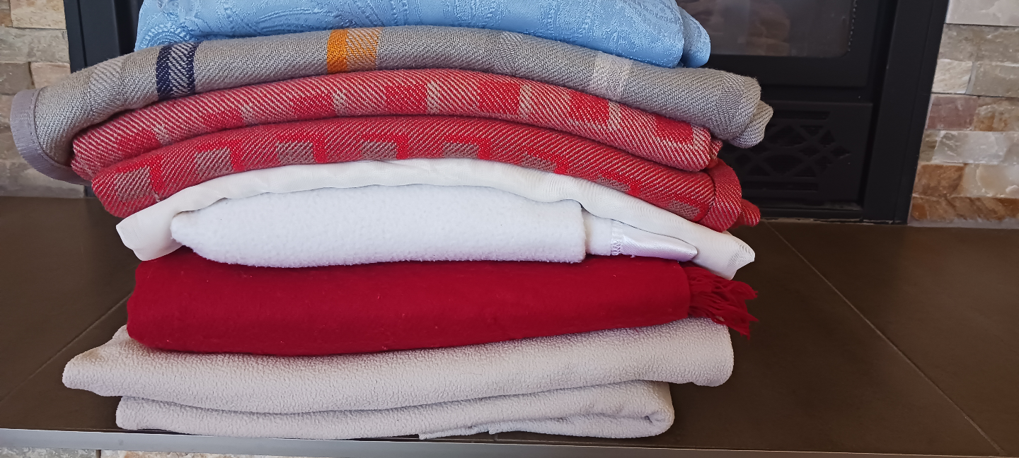 Bundle of 7 cozy blankets - photo 2