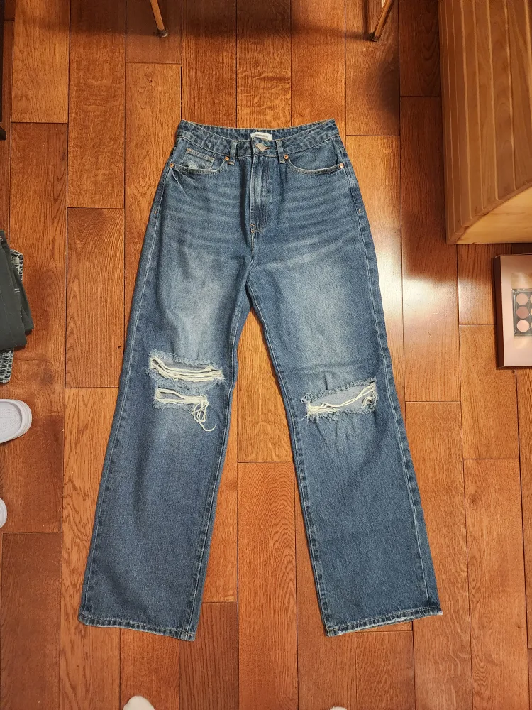 Baggy ripped jeans image indicator(4)