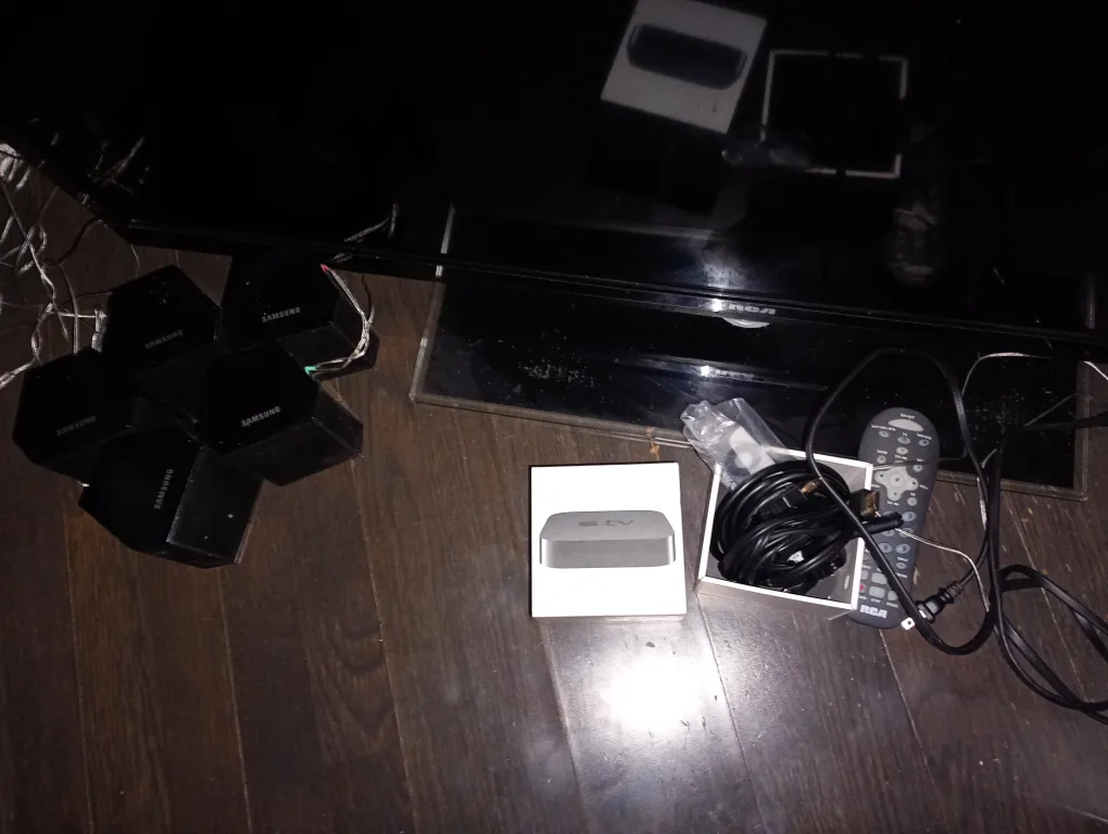 RCA TV with Samsung Surround Sound System image indicator(2)