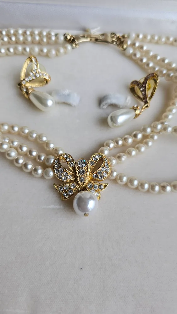 Elegant Pearl Necklace and Earring Set image indicator(6)