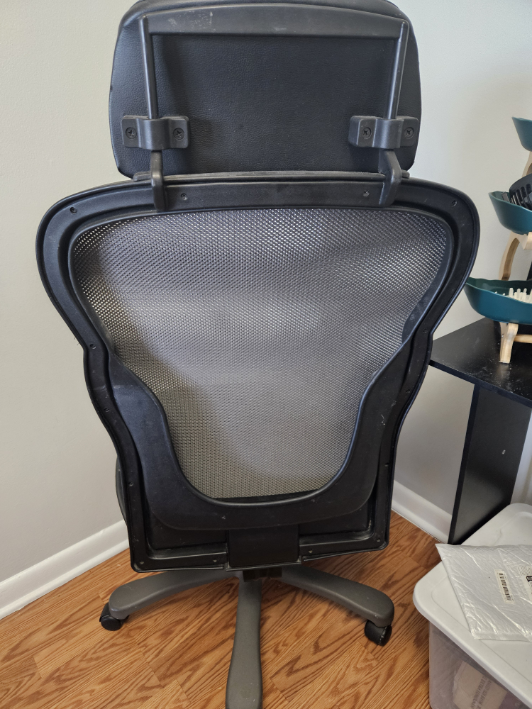 💚 Used Black Leather Office Chair with Mesh Back - photo 2