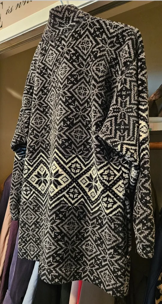 Women's Black and White Fleece Jacket image indicator(9)