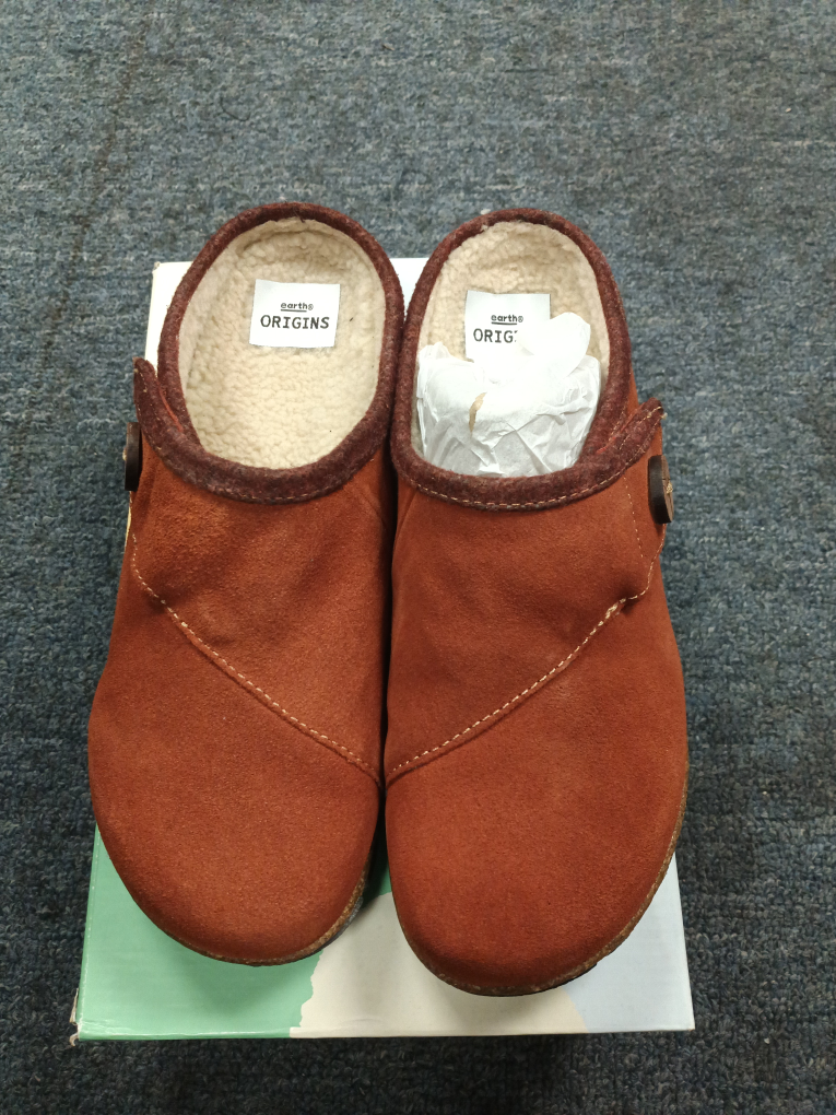 💚Earth Origins Ezra Suede Clogs - Size 9