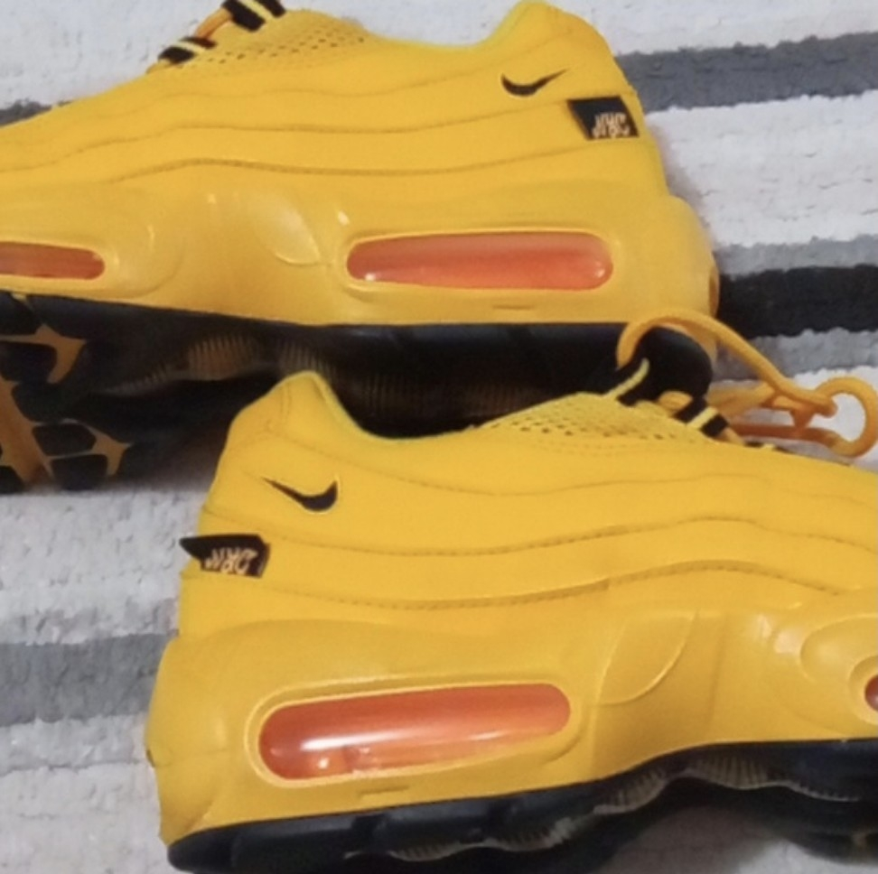 Nike Air Max 95 NYC Yellow Sneakers - Size 7 - photo 3