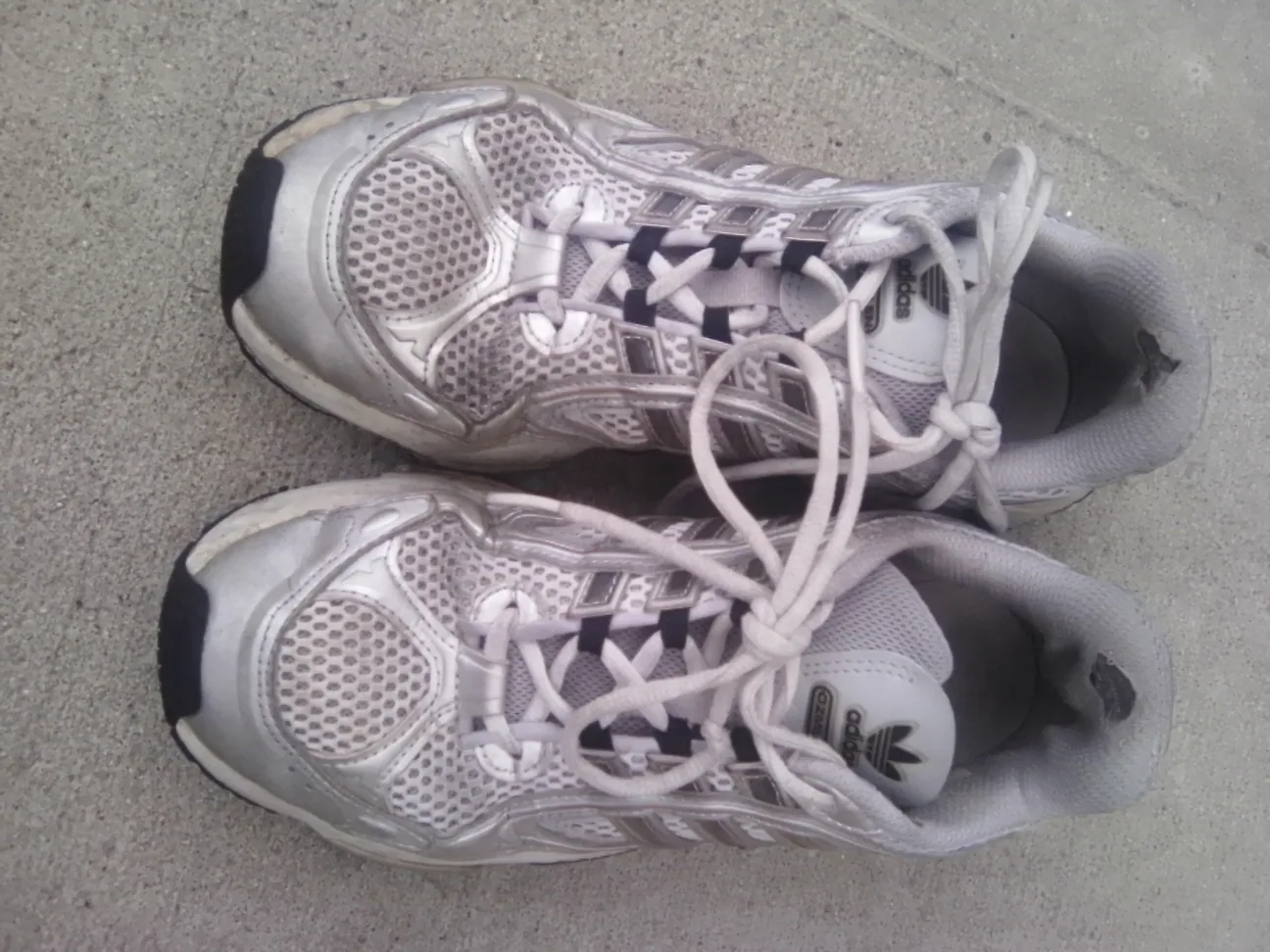 Adidas Ozmillen Silver Athletic Running Shoes 6.5 men's 💚 image indicator(2)