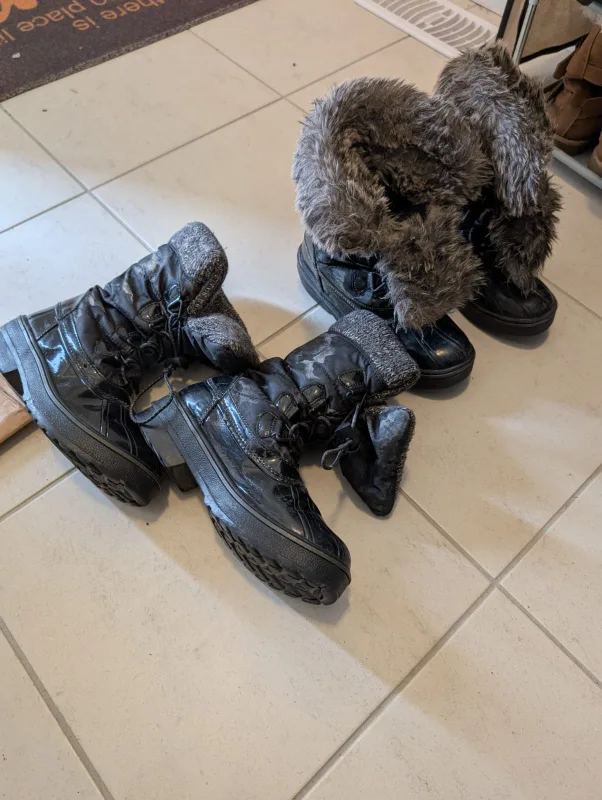 Assorted Boots - moving sale image indicator(4)