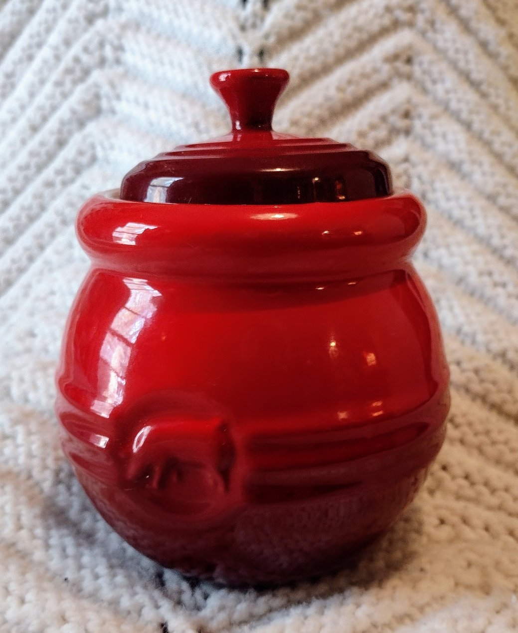 Le Creuset Stoneware Sauce Pot W/Lid Cerise Red Pig BBQ Ceramic - photo 3