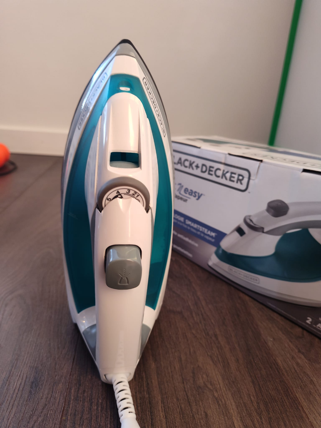 Black+Decker Light 'n Easy Steam Iron & Small Ironing Board