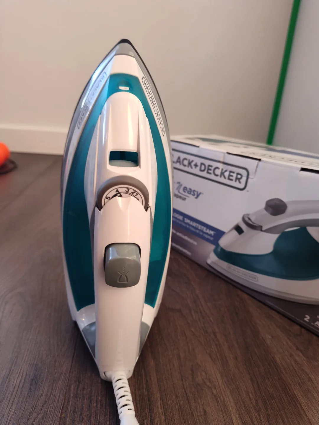 Black+Decker Light 'n Easy Steam Iron & Small Ironing Board thumbnail