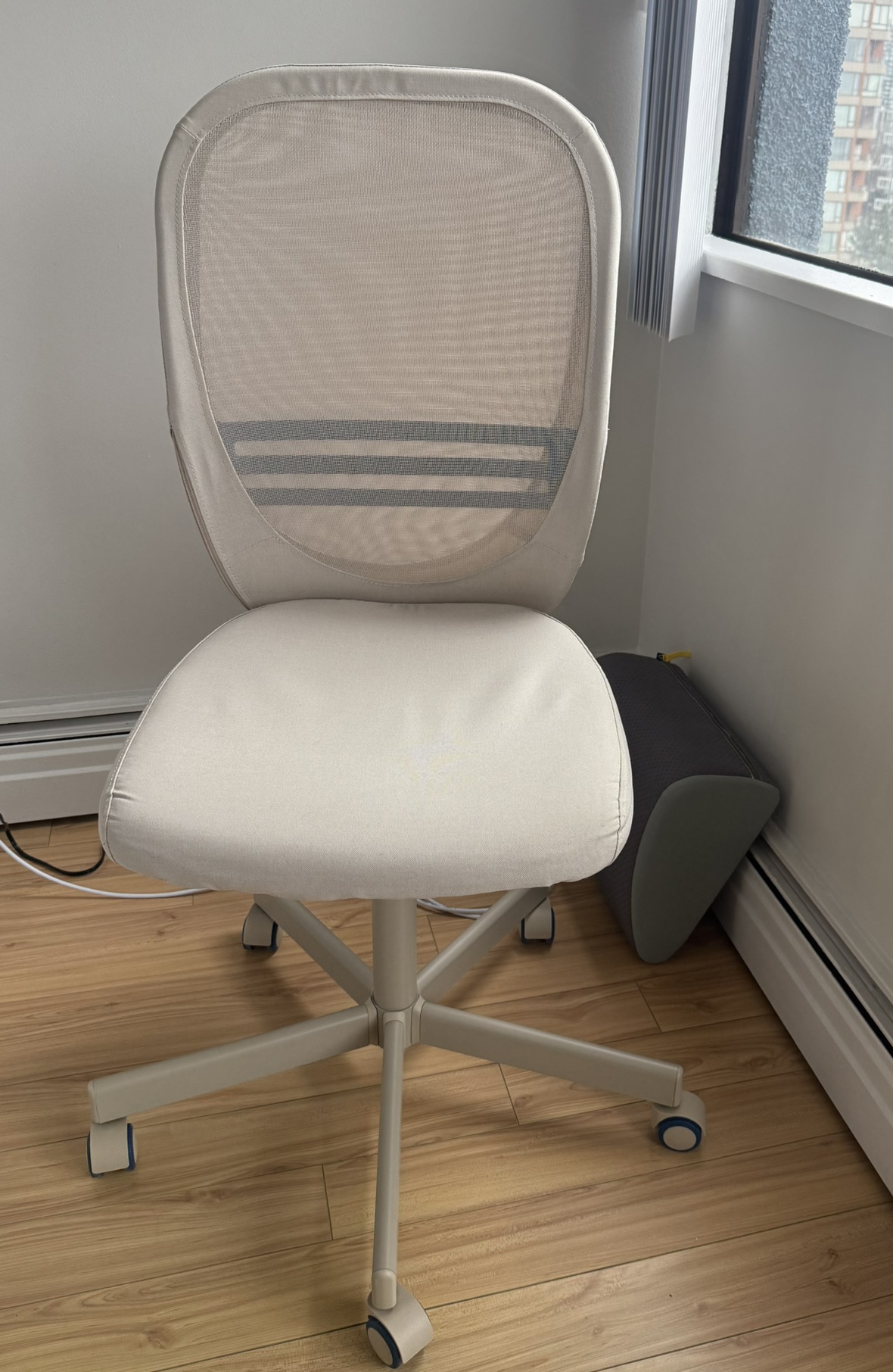 Beige office chair - photo 2