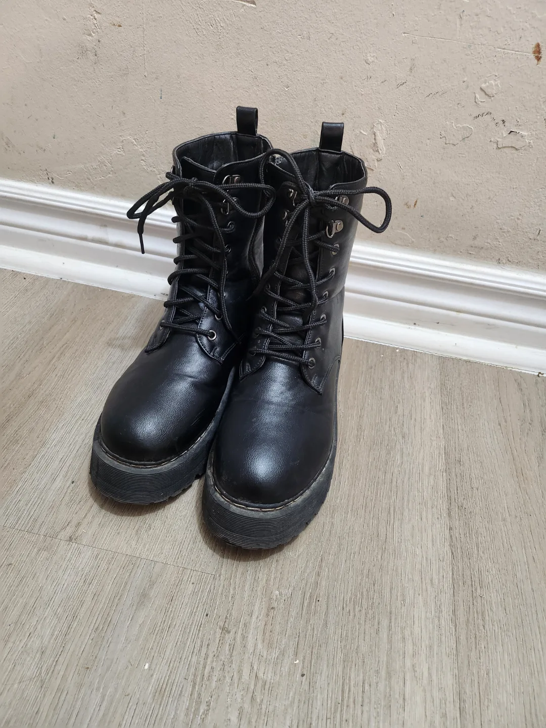 Black boots size 8. thumbnail