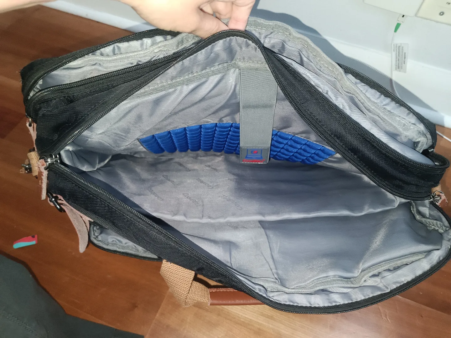 Black Laptop Bag with Shoulder Strap image indicator(2)