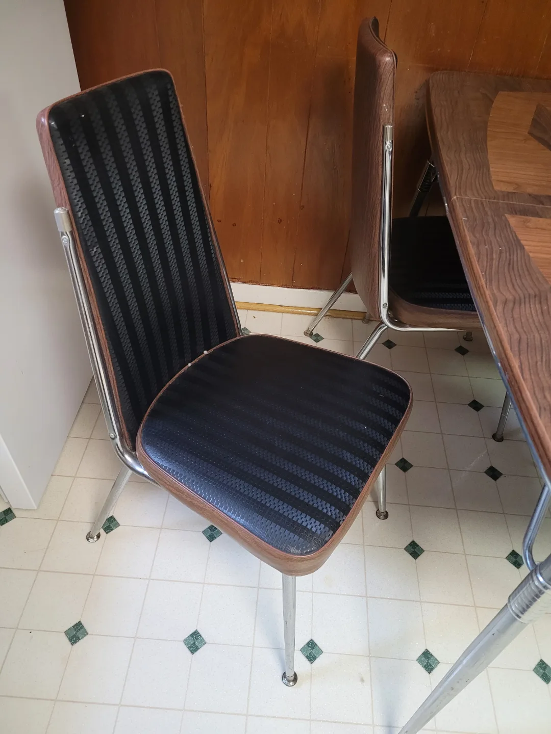 dining table and chairs image indicator(2)