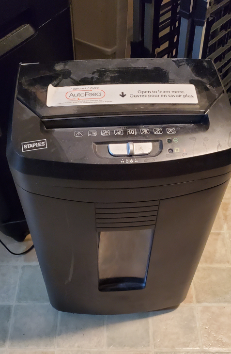 Staples AutoFeed Shredder, 10-Sheet - photo 3