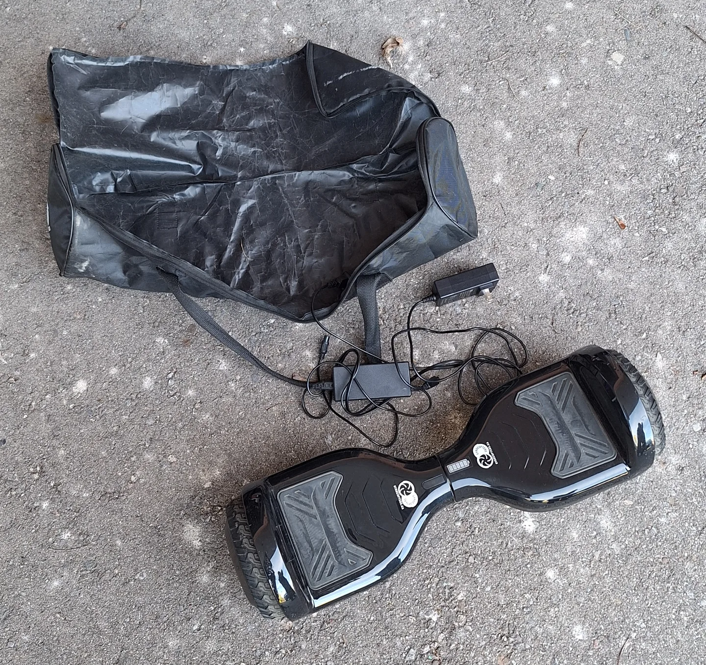 Self-Balancing Bluetooth Hoverboard with charger and case image indicator(2)