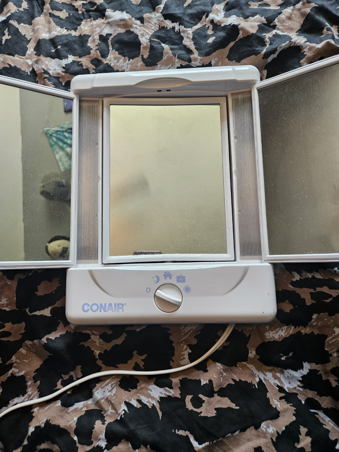 Conair Tri-Fold Lighted Makeup Mirror - photo 2