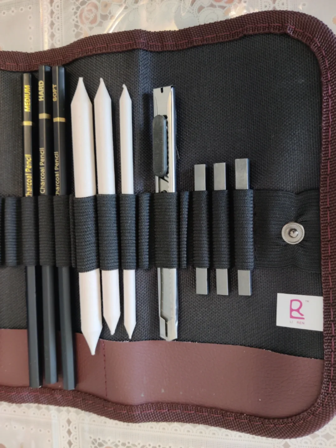 33 Piece Sketching Set with Carrying Case and belt image indicator(3)