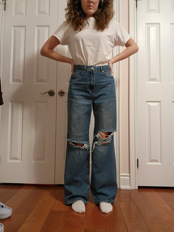 Baggy ripped jeans image indicator(2)
