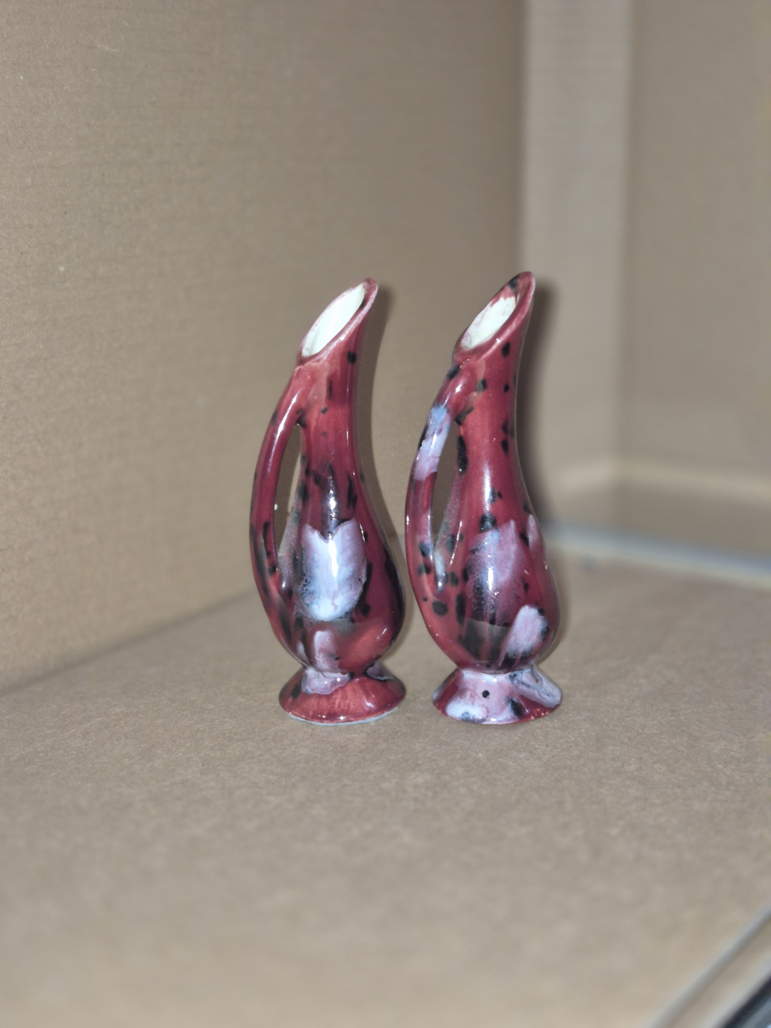 Pair of Vintage Red and White Speckled Ceramic Vases - photo 3