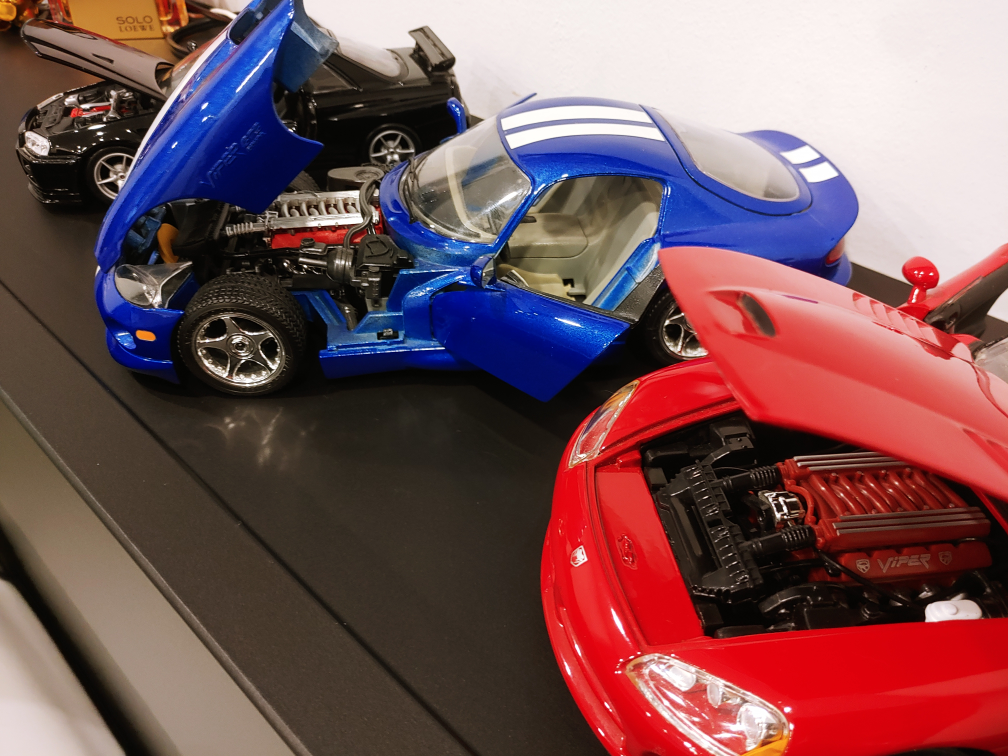 Die-Cast Model Cars - Dodge Viper & Nissan Skyline R34 - photo 3