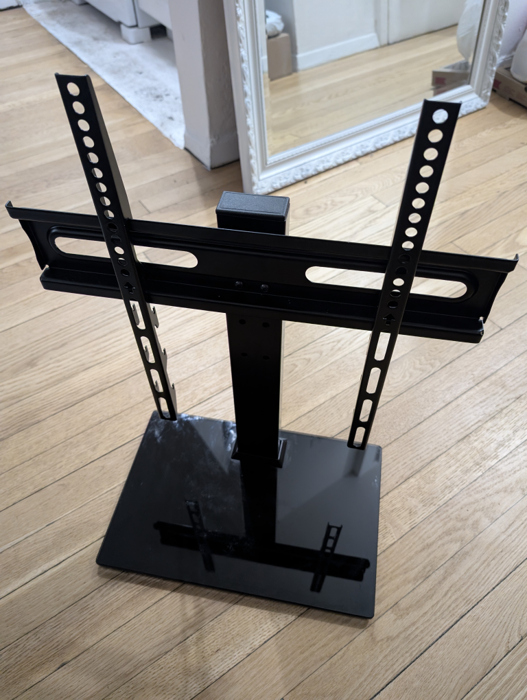 Short TV stand with adjustable height