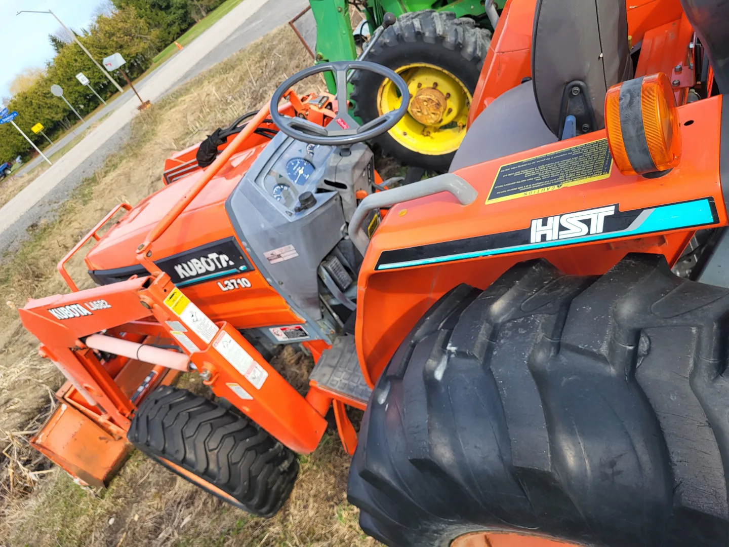 Kubota L3710 Tractor Hydrostatic 4WD with Loader image indicator(7)