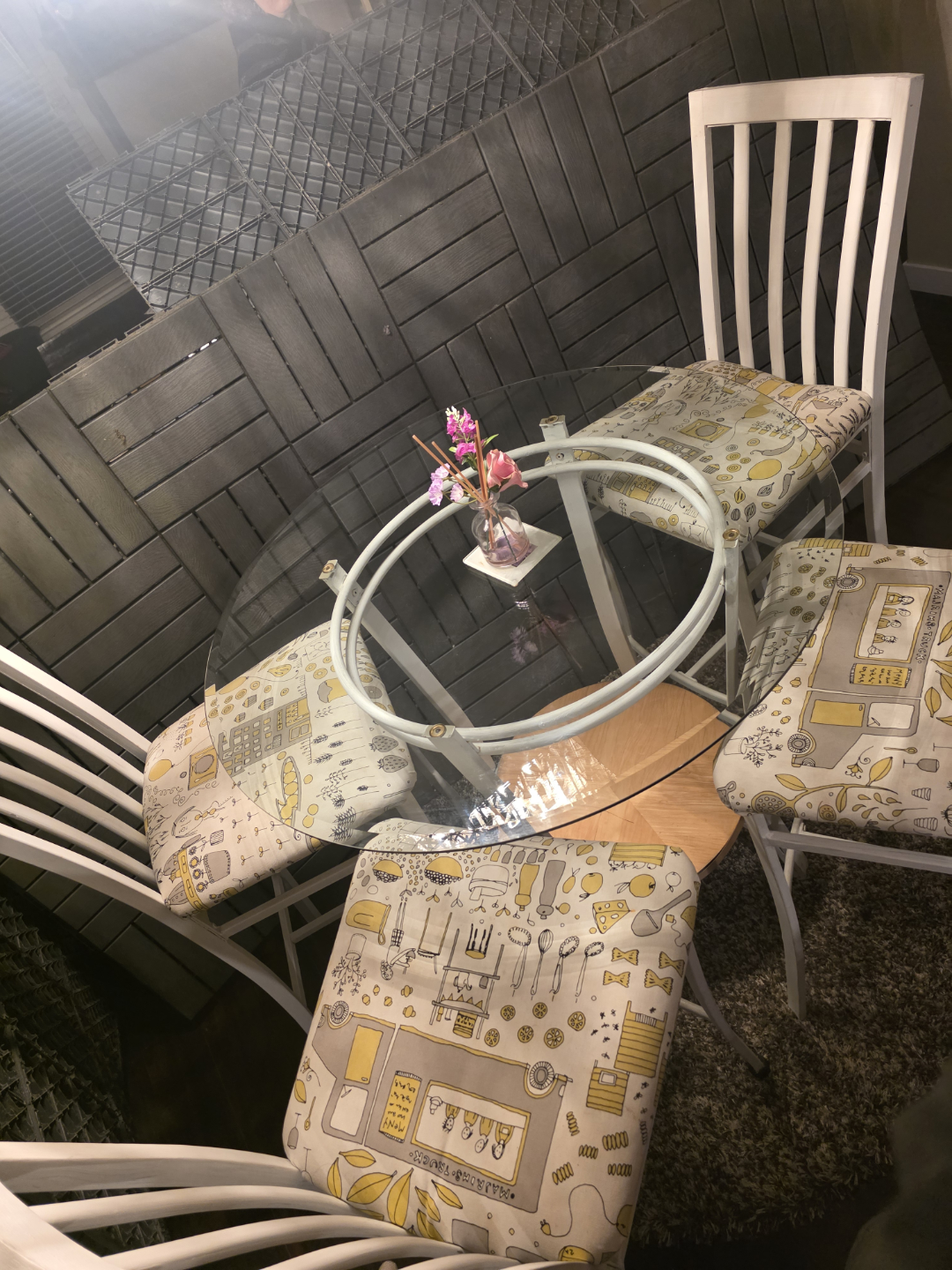 Glass-top kitchen table and four chairs - photo 2