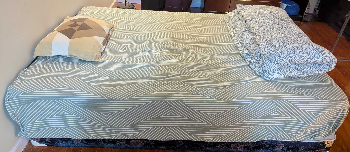 Queen Size Mattress, bed frame, Quilt — Excellent Condition. - photo 2