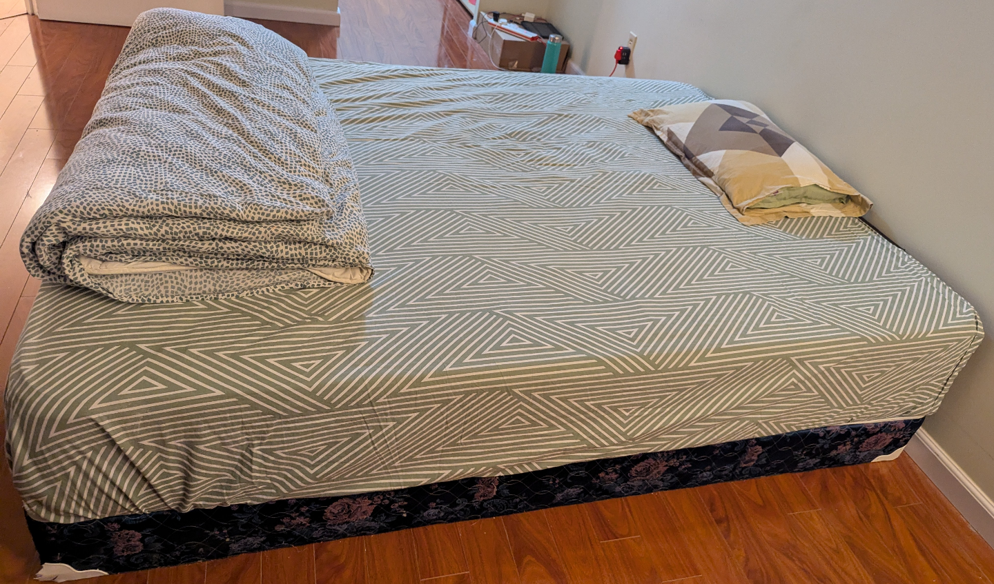 Queen Size Mattress, bed frame, Quilt — Excellent Condition. - photo 3
