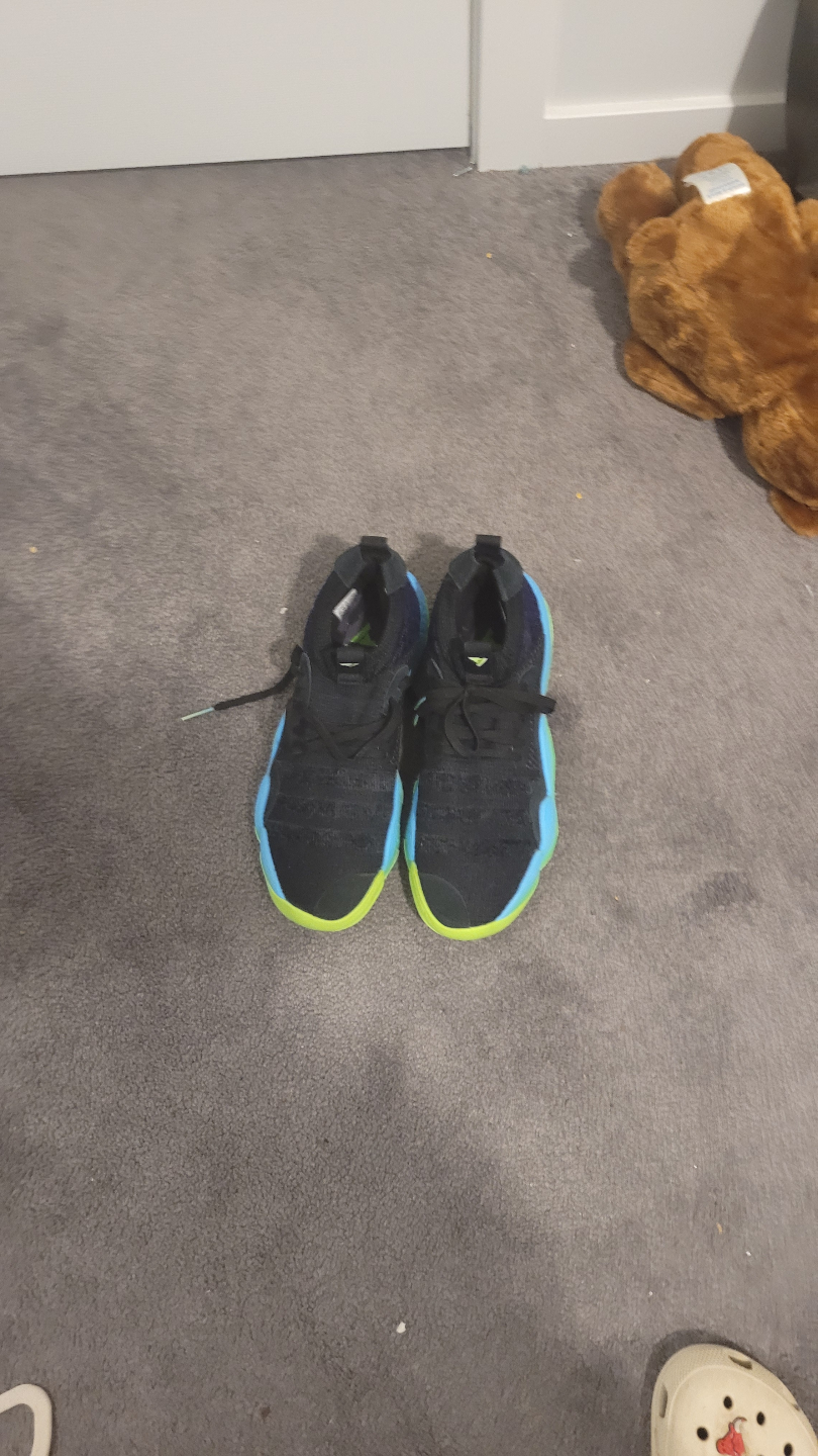 Adidas trae young Basketball Shoes