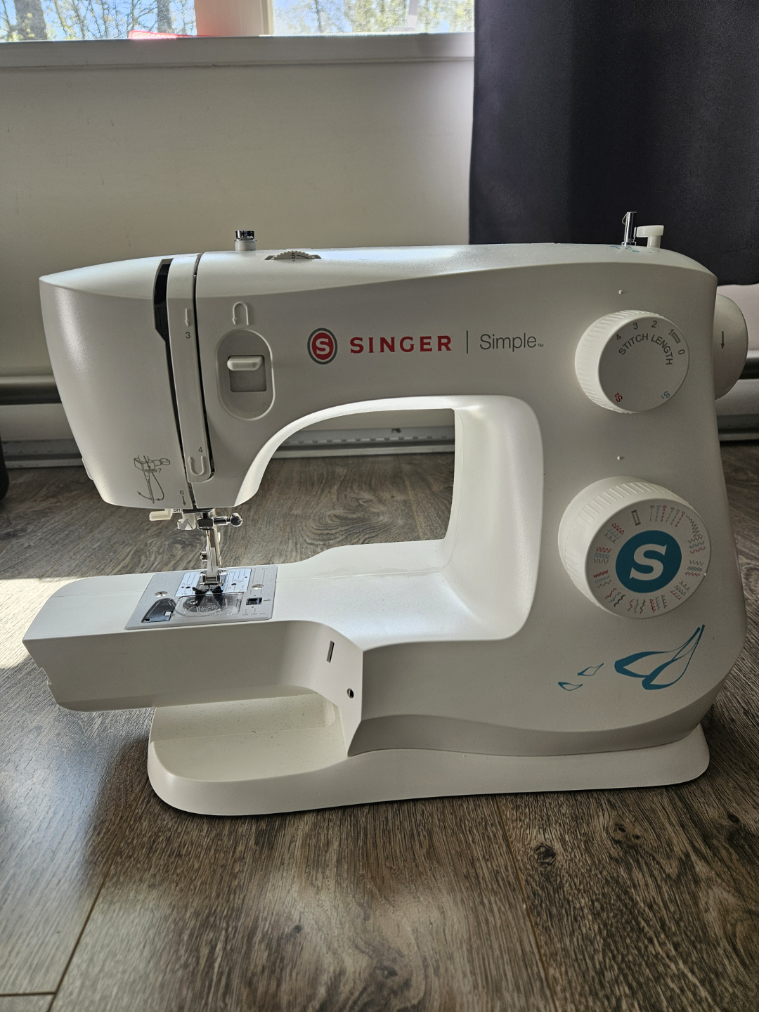 Singer Simple Sewing Machine with Foot pedal and accessories
