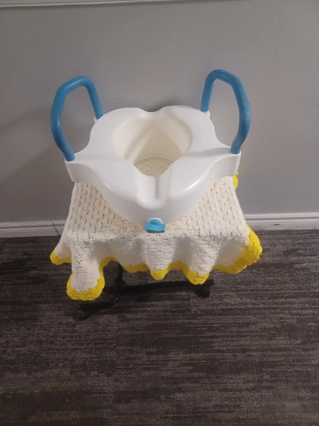 Elevated Toilet Seat with Handles thumbnail