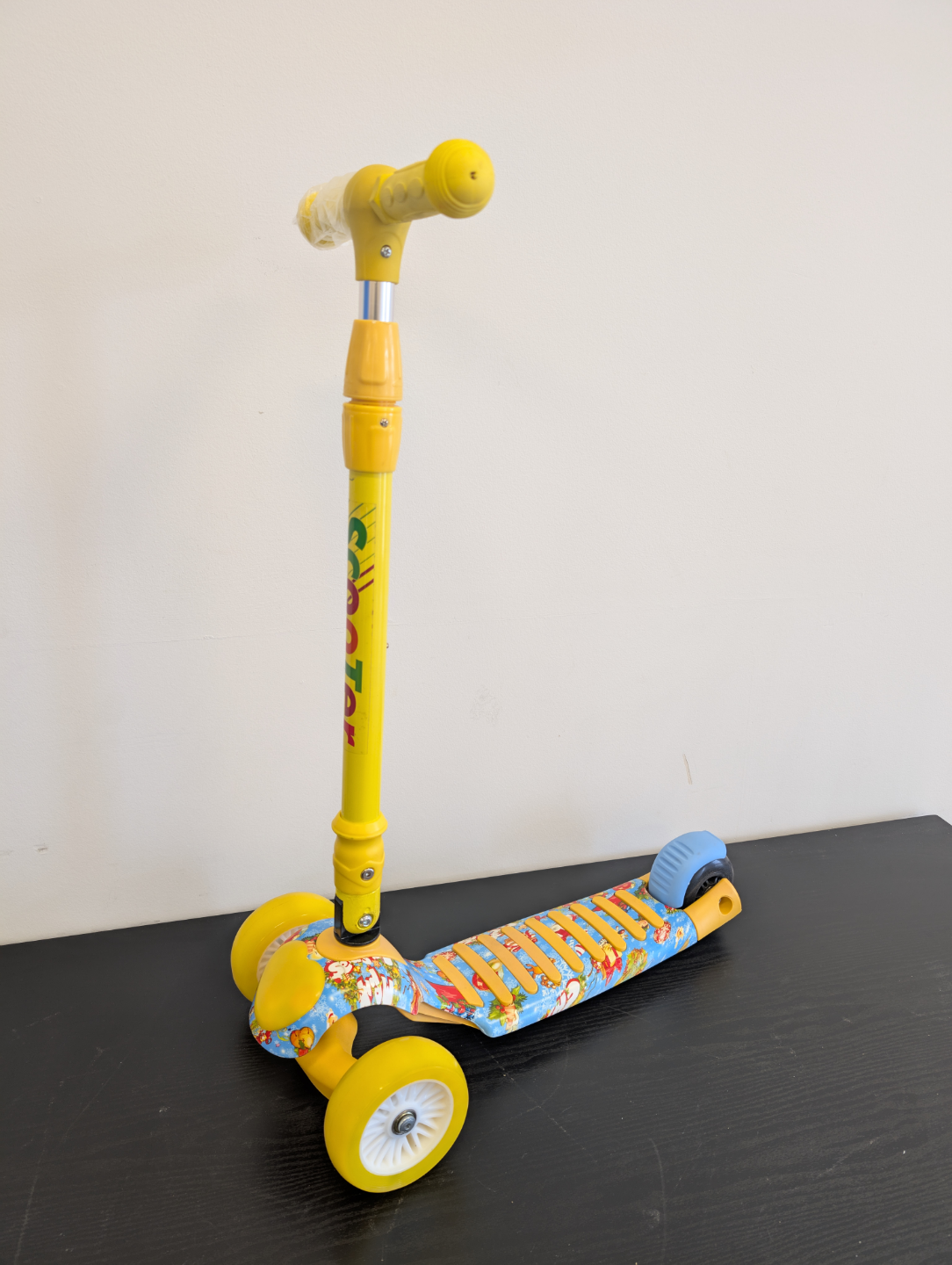 New! Kids' Scooter - 3 wheels Foldable and Adjustable height.