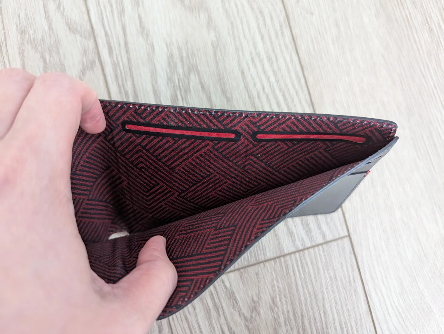 KeySmart Urban Union Passport Wallet image indicator(2)