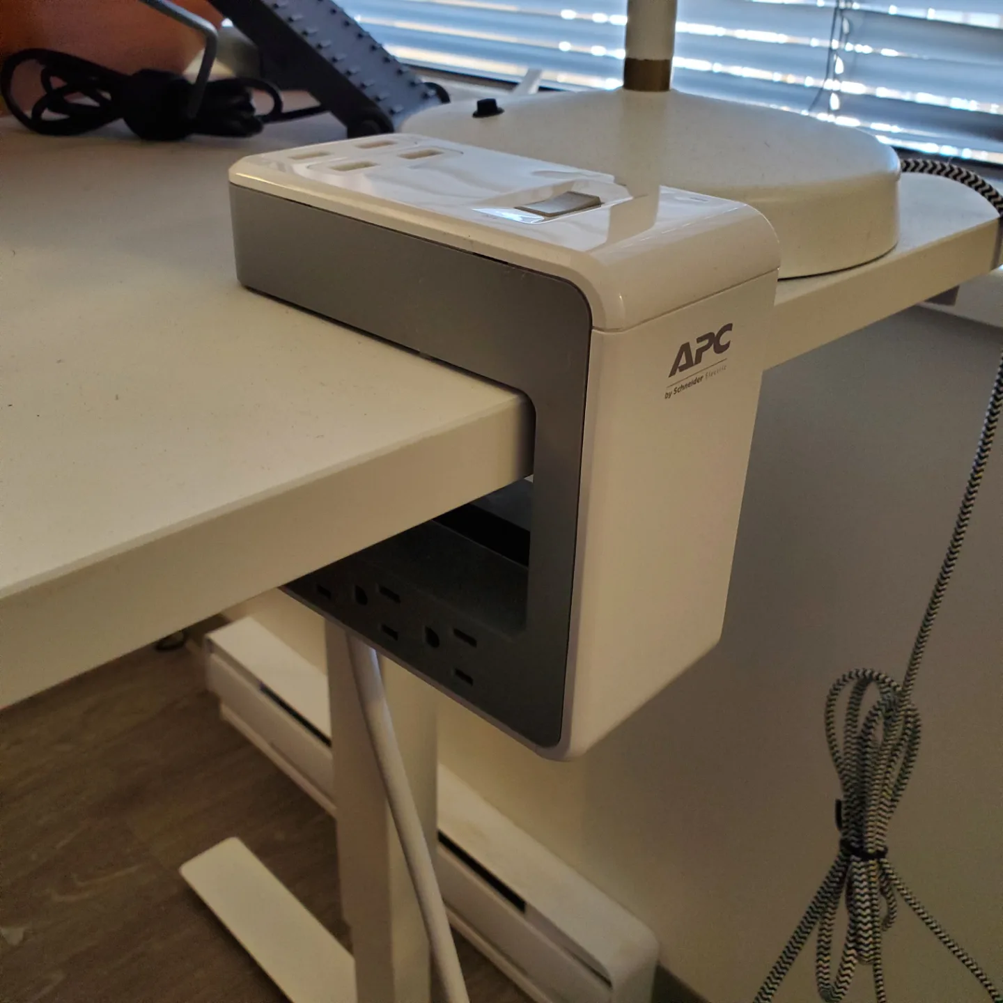 Desk Mount Power Bar with USB Ports image indicator(6)