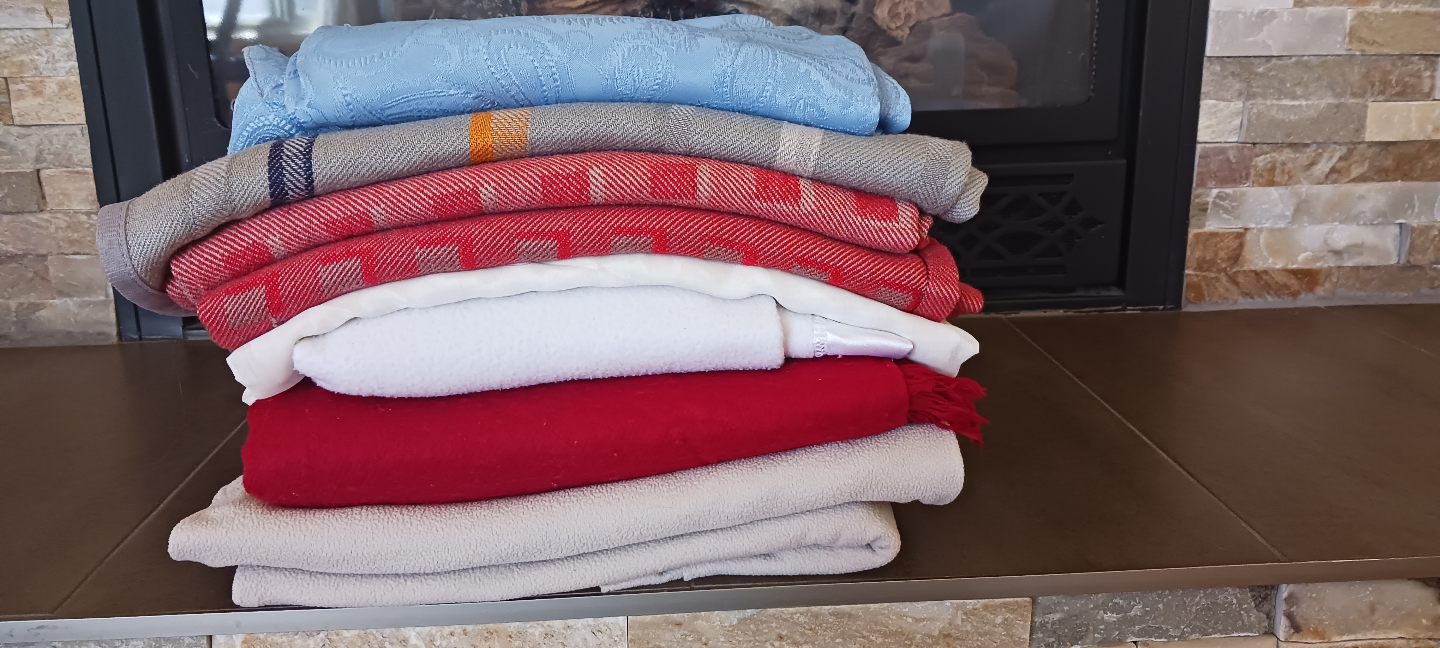 Bundle of 7 cozy blankets
