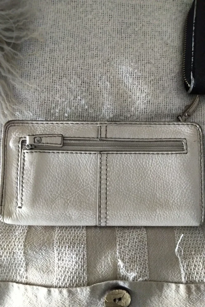 Fossil /Aldo Leather Wallet - Off-White&Black image indicator(2)