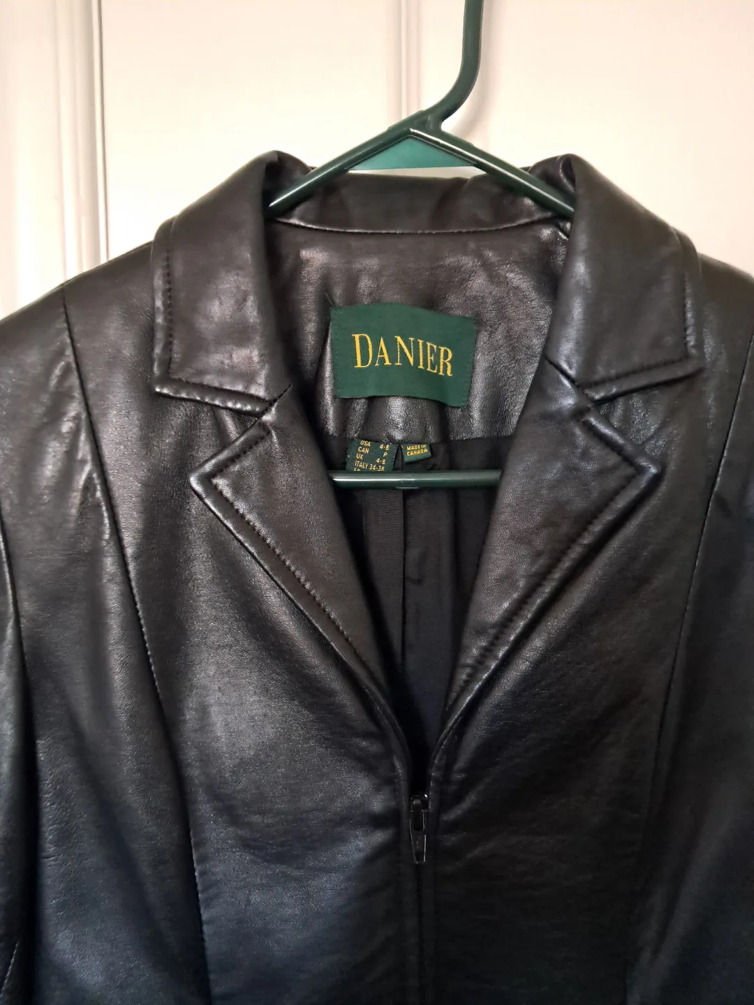 💚Danier Black Leather Jacket - Size 4-6 image indicator(2)