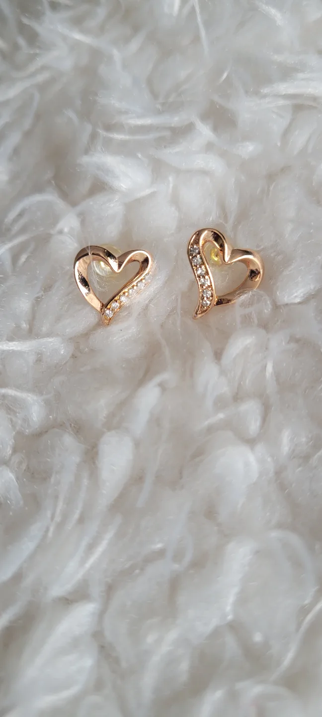 18k Rose Gold-filled Heart Stud Earrings with Cubic Zirconia image indicator(3)
