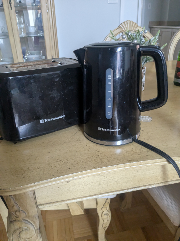 Set: Kettle and Toaster