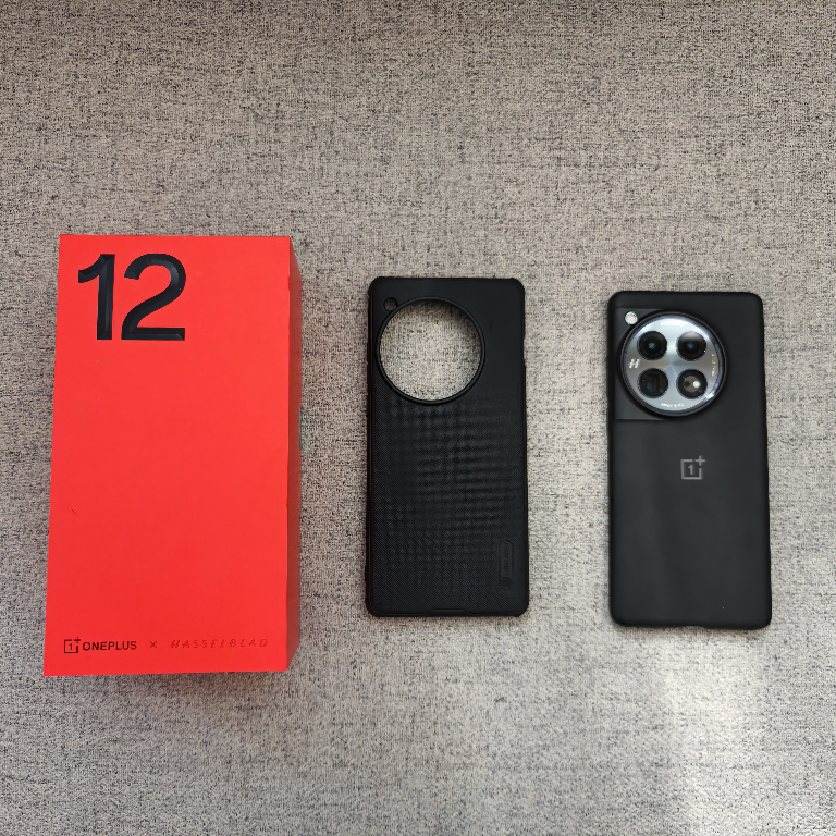 OnePlus 16GB 512GB Silky Black with cases and accessories